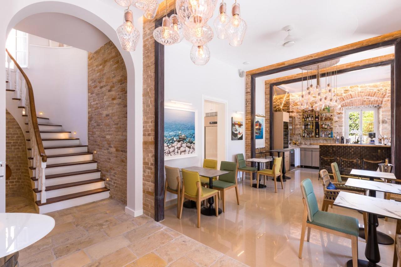 Acanthus Blue Hotel