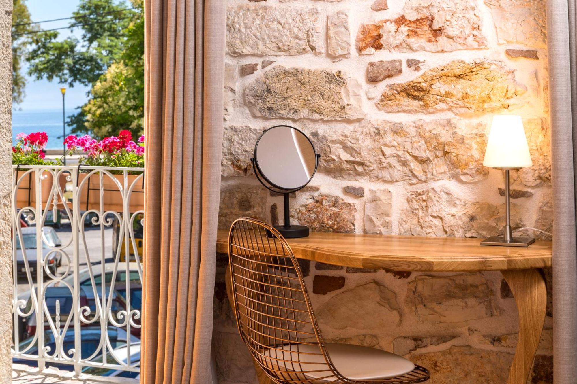 Acanthus Blue Hotel